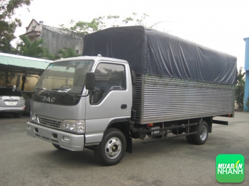 Một chiếc xe tải JAC 4,9 tấn thùng bạt
